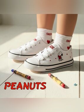 NIB Peanuts Snoopy Canvas Sneakers White Youth/Kids  Size 9 or 11